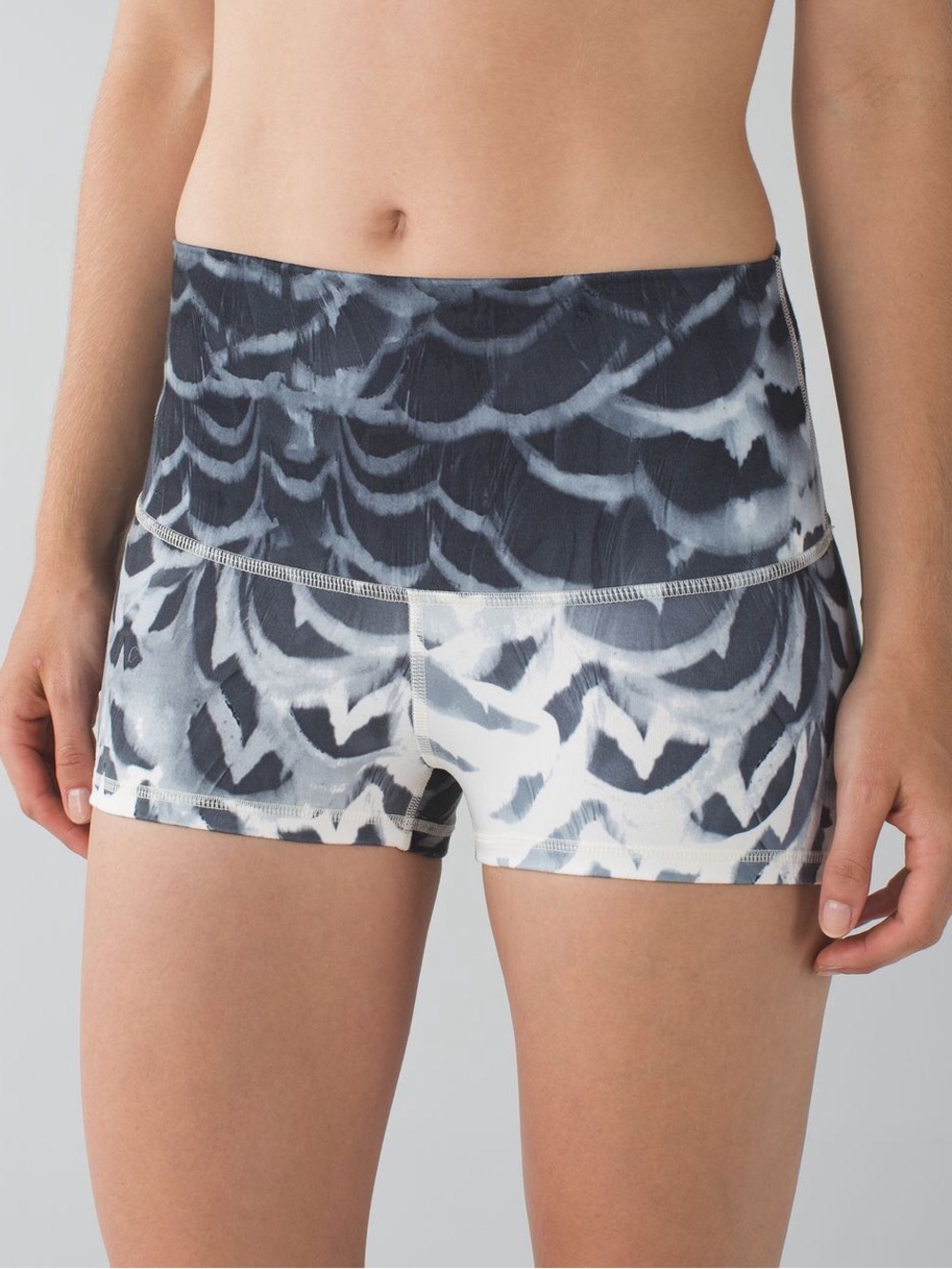Lululemon Boogie Down Short Roll Down 2" Yoga Lounge Size 6
